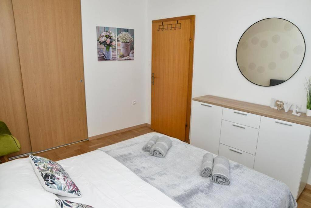 Apartment Longin Zara Esterno foto