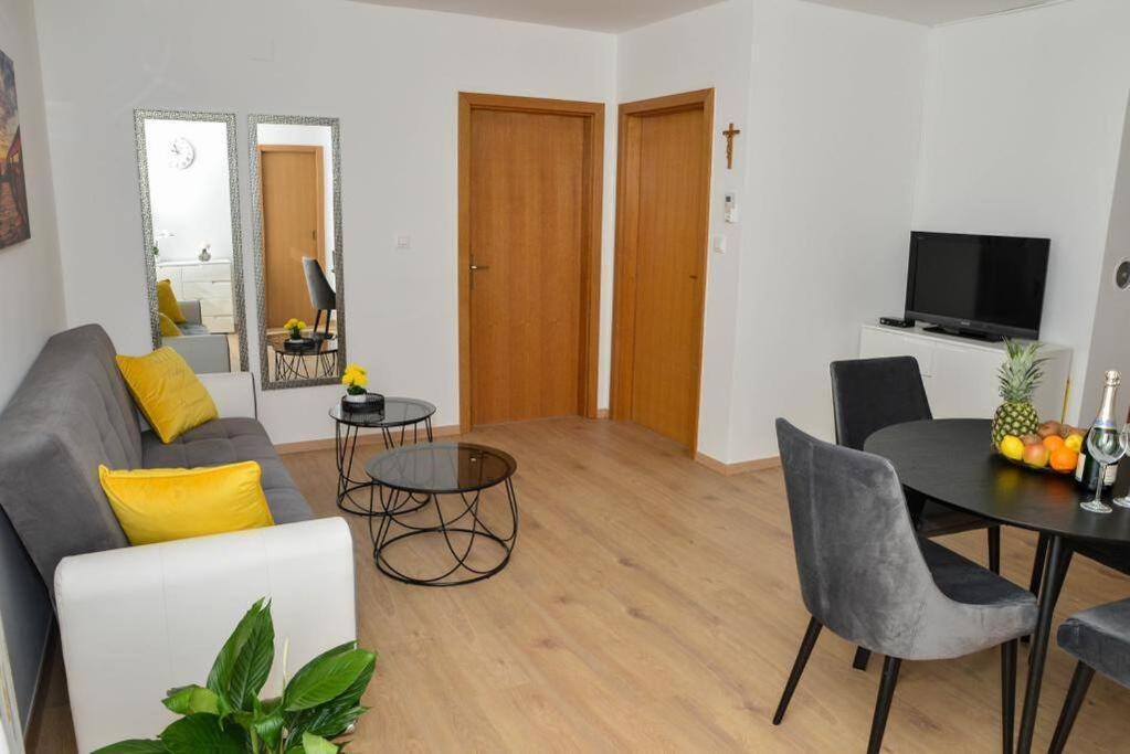 Apartment Longin Zara Esterno foto