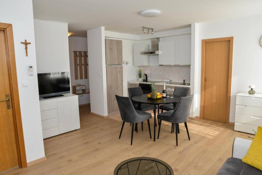 Apartment Longin Zara Esterno foto
