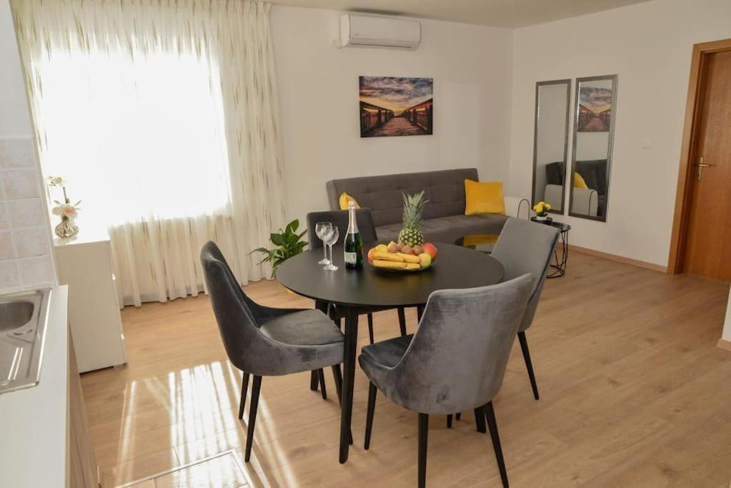 Apartment Longin Zara Esterno foto