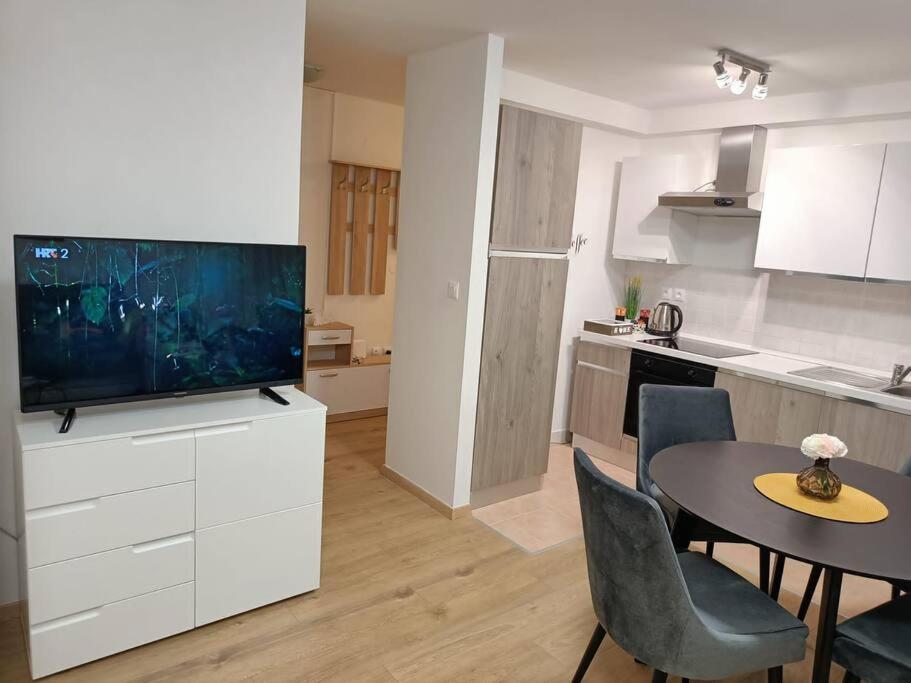 Apartment Longin Zara Esterno foto