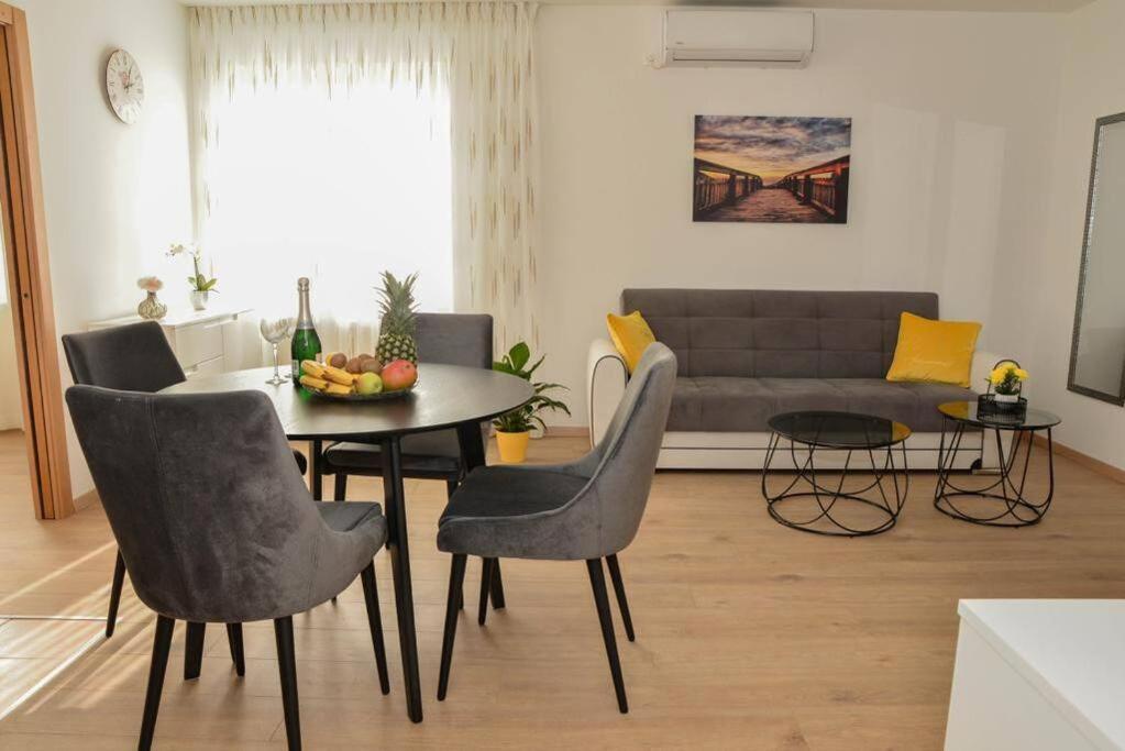 Apartment Longin Zara Esterno foto